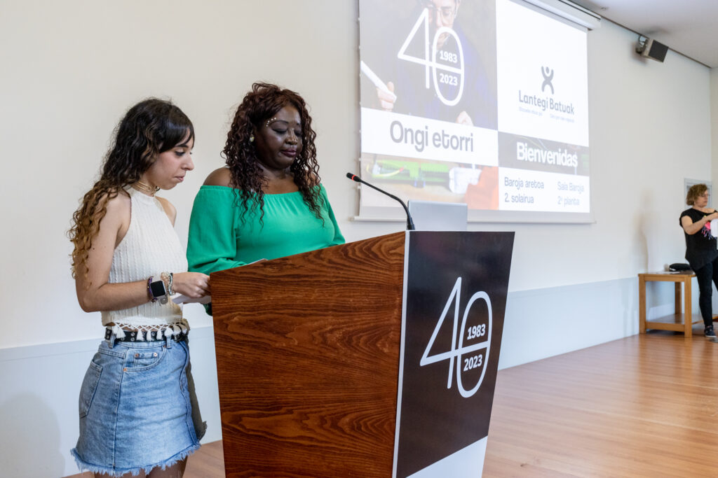 Alazne Bidaurratzaga yPuri Olinga presentando el acto