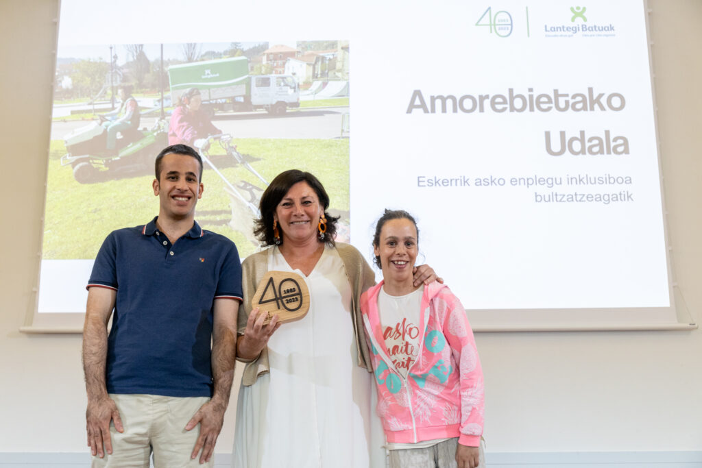 Ainhoa Salterain, alcaldesa de Amorebieta, recoge su reconocimiento.