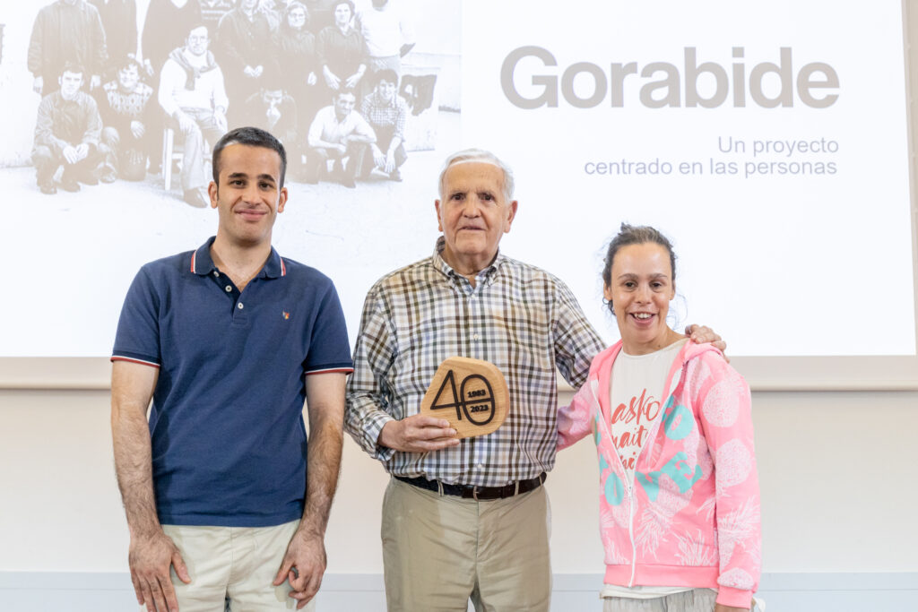 Víctor Iturburu recoge el reconocimiento a Gorabide