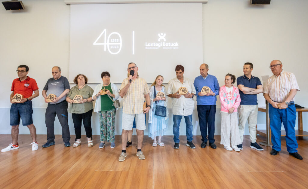 Personas de Lantegi Batuak reconocidas tras una vida laboral.