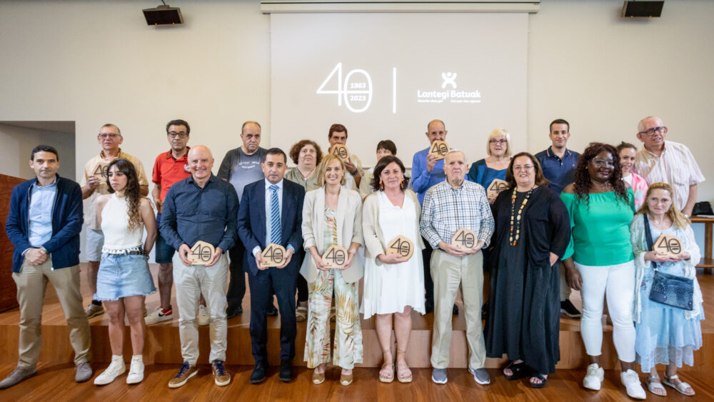 Grupo de personas reconocidas por Lantegi Batuak