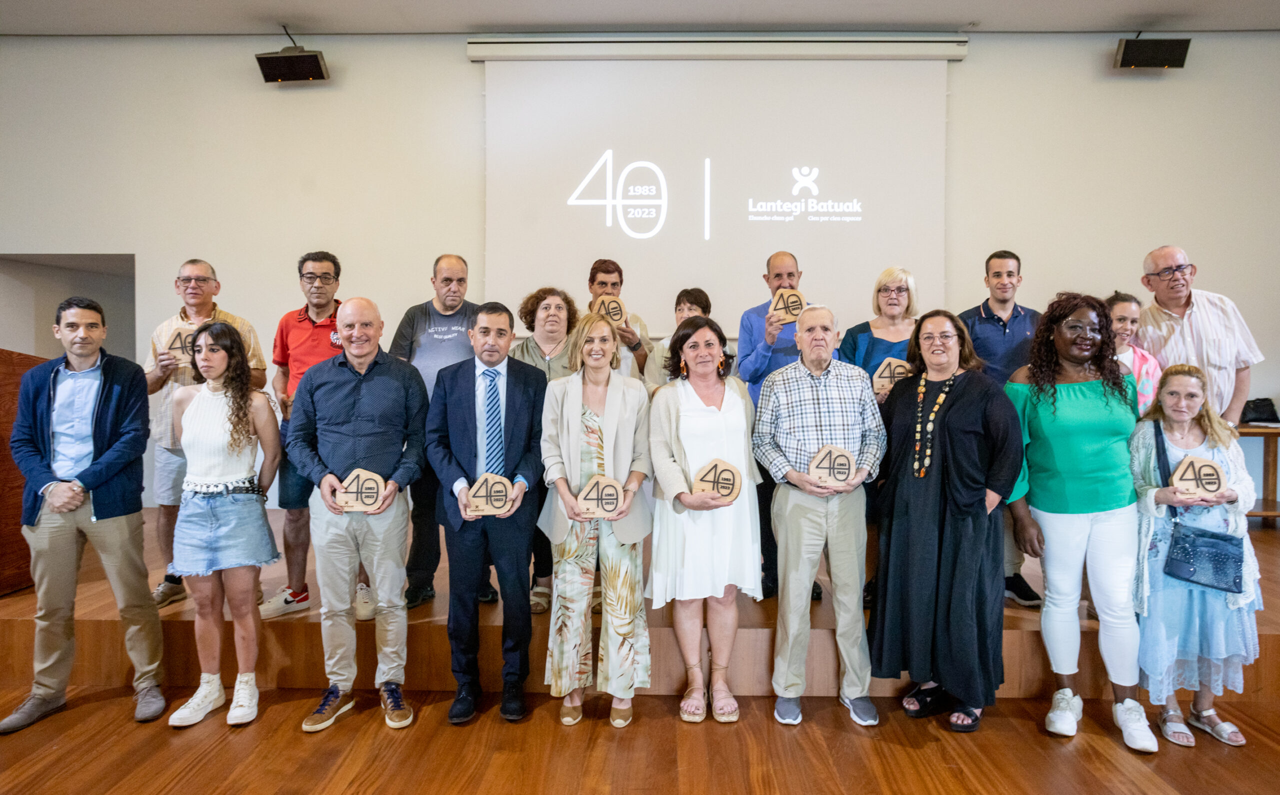 Grupo de personas reconocidas por Lantegi Batuak